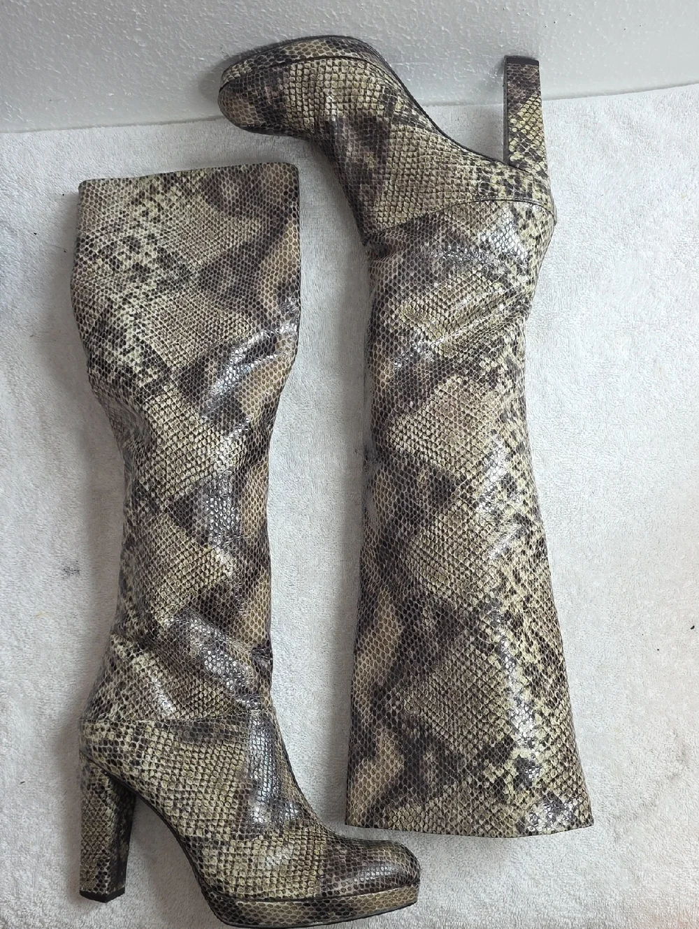 Stuart Weitzman Ladies 8.5N Knee High Tall Python Effect Boots Nice Chic Vguc